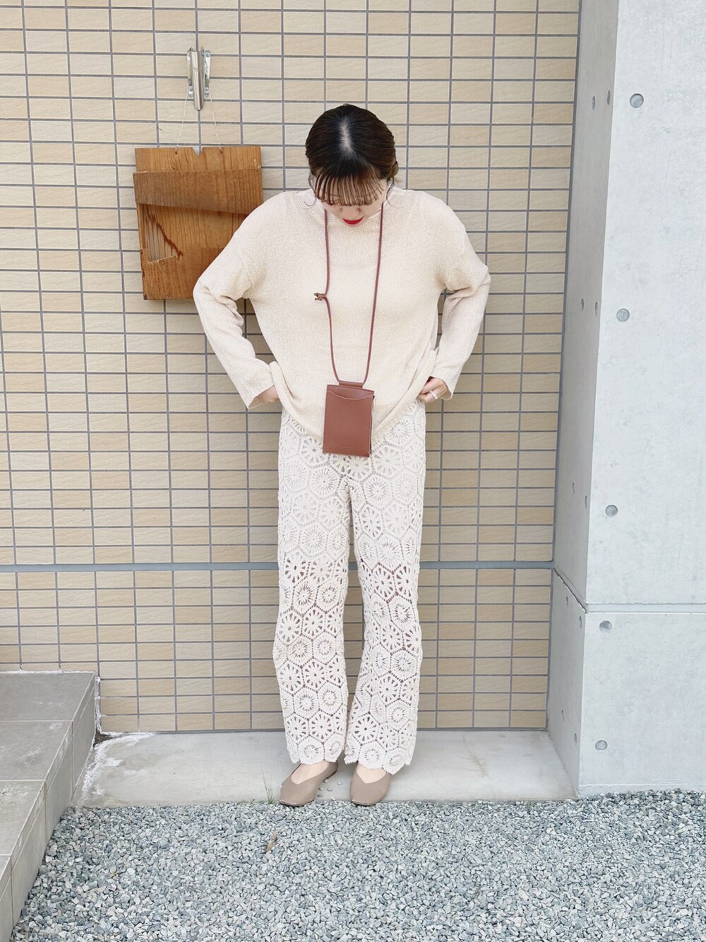 「春コーデ、淡色コーデ、ベージュ、ブラウン、シースルー、骨格ストレート、パンツコーデ、休日スタイル、ツインお団子」｜「Amiurのアイテム（パンツ、ベージュ系）」を使った、　ぽんさん（レディース・166cm）の春コーディネートの2枚目の写真