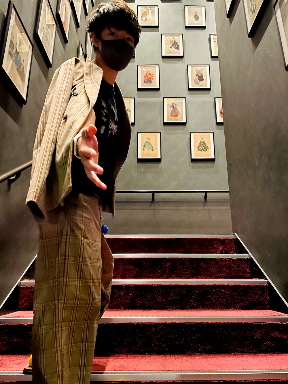 ベージュ系のセットアップ、ブラック系のTシャツ/カットソー、ベージュ系のパンツを着用したメンズの冬コーディネートの2枚目の写真