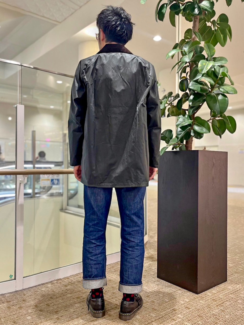 グリーン系のその他アウター、ブルー系のデニムジャケット、レッド系のネクタイを着用したメンズの冬コーディネートの5枚目の写真