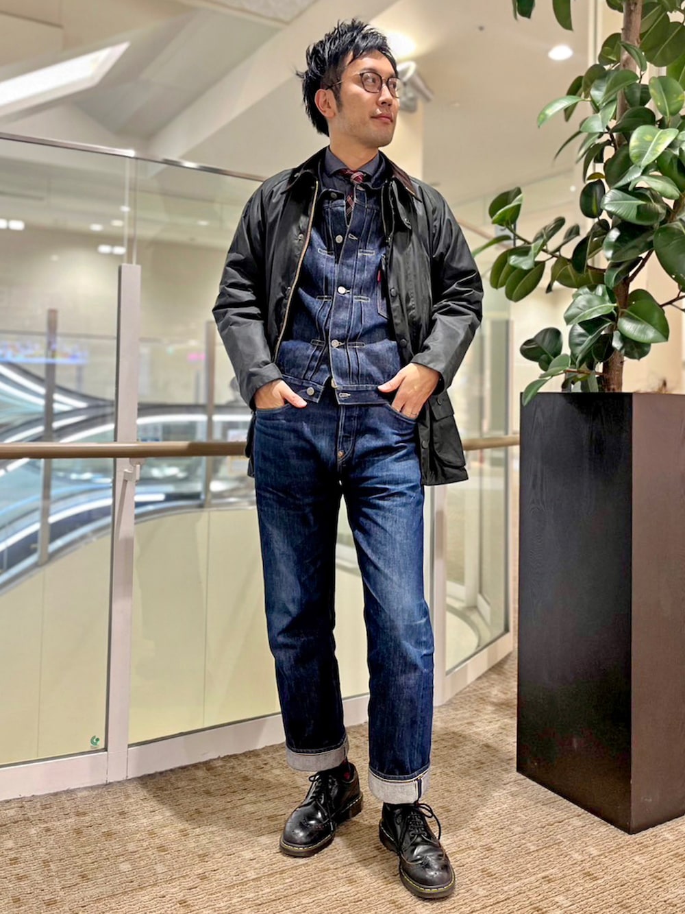 グリーン系のその他アウター、ブルー系のデニムジャケット、レッド系のネクタイを着用したメンズの冬コーディネートの2枚目の写真