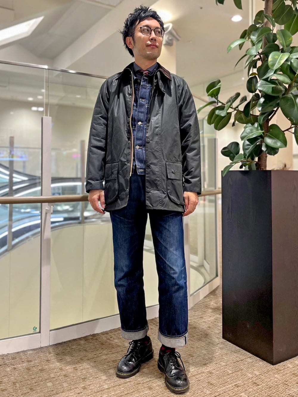 グリーン系のその他アウター、ブルー系のデニムジャケット、レッド系のネクタイを着用したメンズの冬コーディネートの3枚目の写真