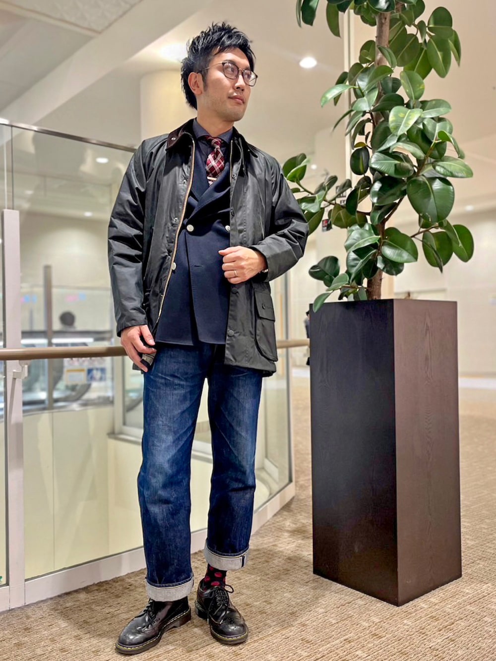 グリーン系のその他アウター、ブルー系のデニムジャケット、レッド系のネクタイを着用したメンズの冬コーディネートの4枚目の写真