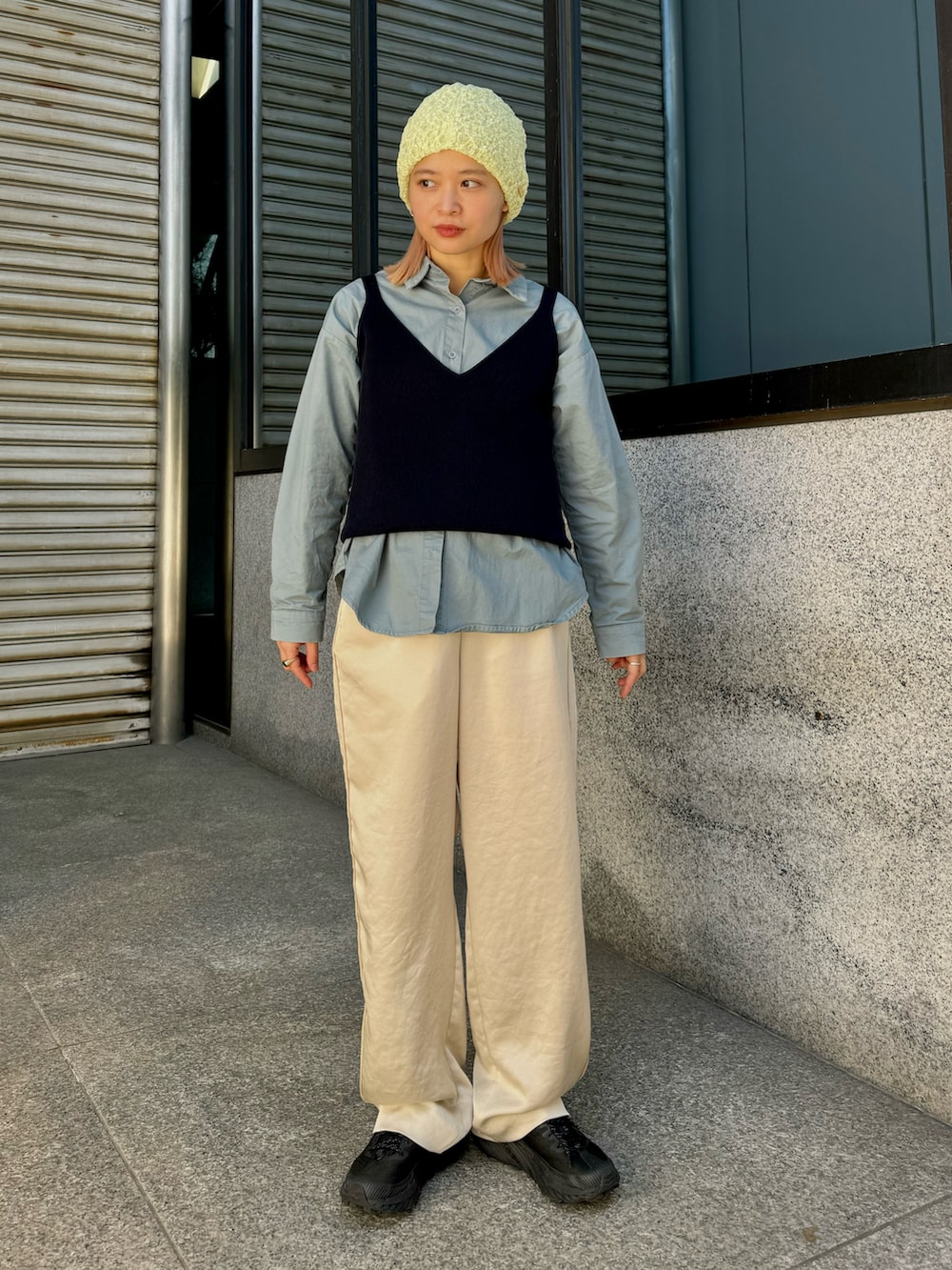 ホワイト系のその他パンツ、ブラック系のスニーカー、グリーン系のニットキャップ/ビーニーを着用したレディースの冬コーディネートの2枚目の写真
