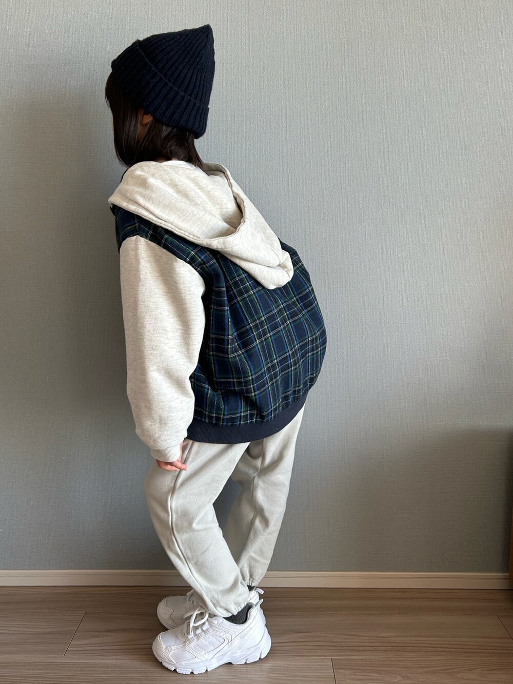 グリーン系のジャケット/アウター、グレー系のスウェットパンツ、ホワイト系のスニーカーを着用したキッズの冬コーディネートの2枚目の写真