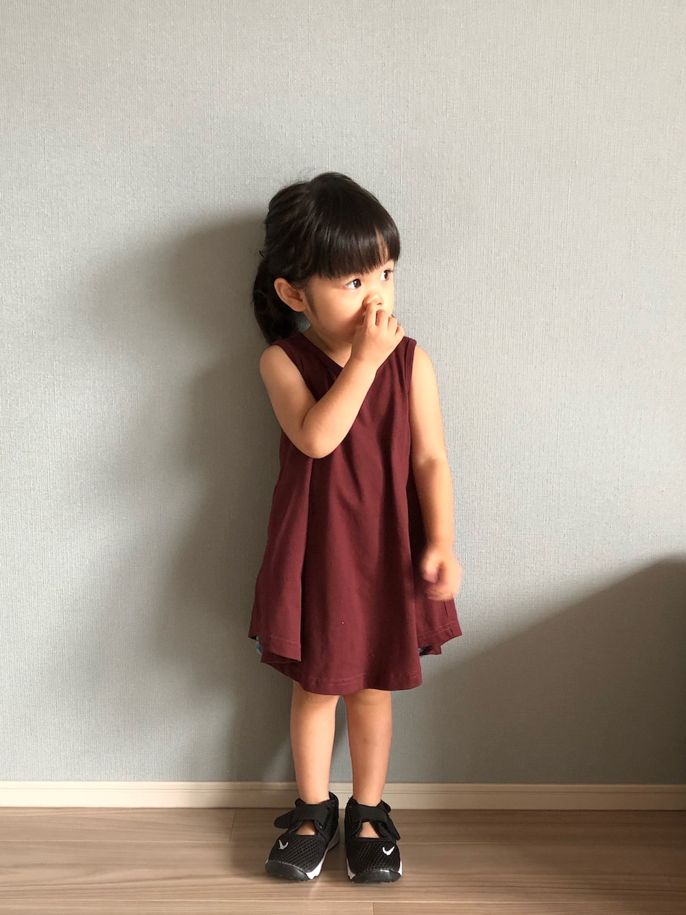 「2歳、2歳10ヶ月、ワンピース、タンクワンピース、ボルドー、ショートパンツ、エアリフト、NIKE、シンプルコーデ、プチプラ」｜「BRANSHESのノースリーブワンピース（ワンピース、ブラウン系）」を使った、★app@chi★さん（キッズ・120cm）の夏コーディネートの3枚目の写真