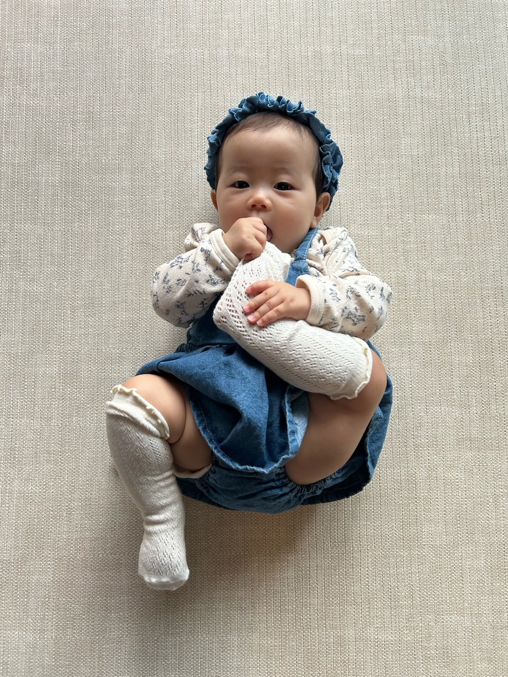 ブルー系のジャンパースカート、その他の肌着、ブルー系のカチューシャを着用したキッズの秋コーディネートの2枚目の写真