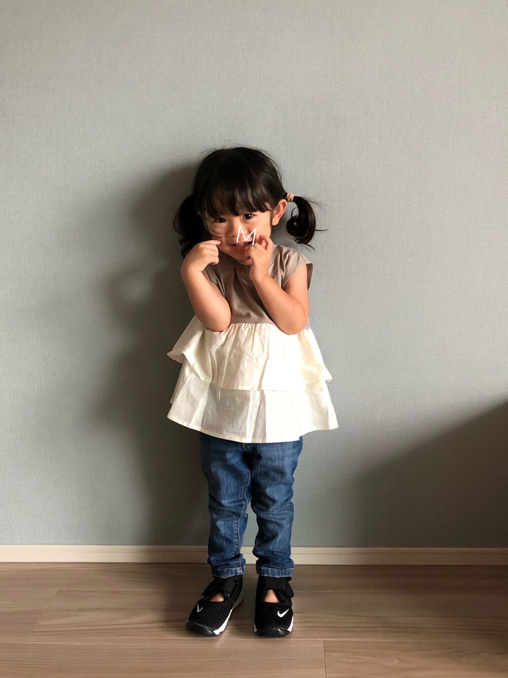 ブラウン系のTシャツ/カットソー、ブルー系のデニムパンツ、ブラック系のスニーカーを着用したキッズの夏コーディネートの2枚目の写真