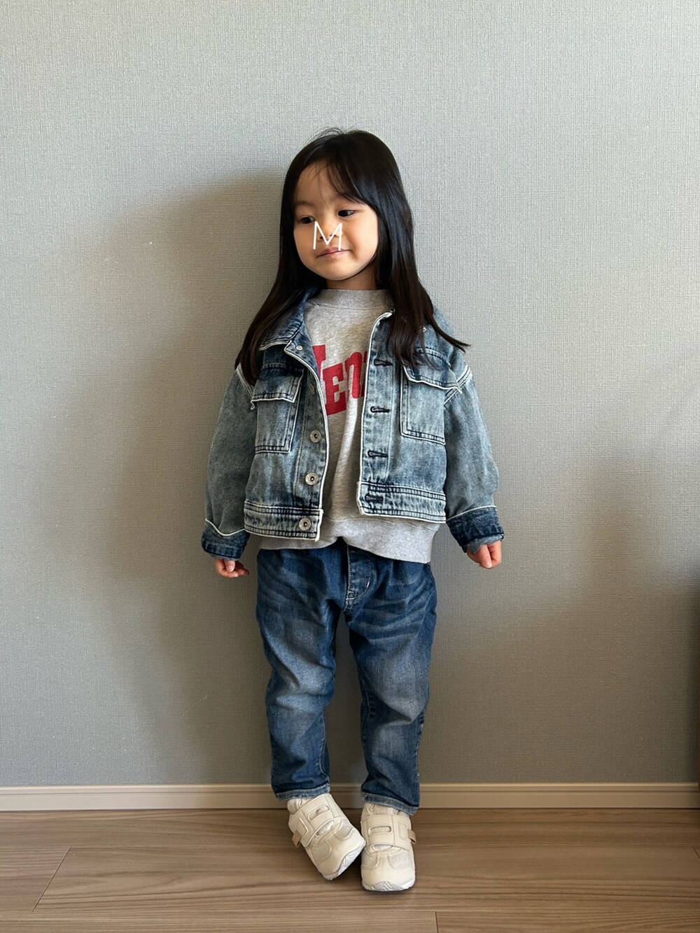 ブルー系のデニムジャケット、グレー系のスウェット、ブルー系のデニムパンツを着用したキッズの春コーディネートの2枚目の写真