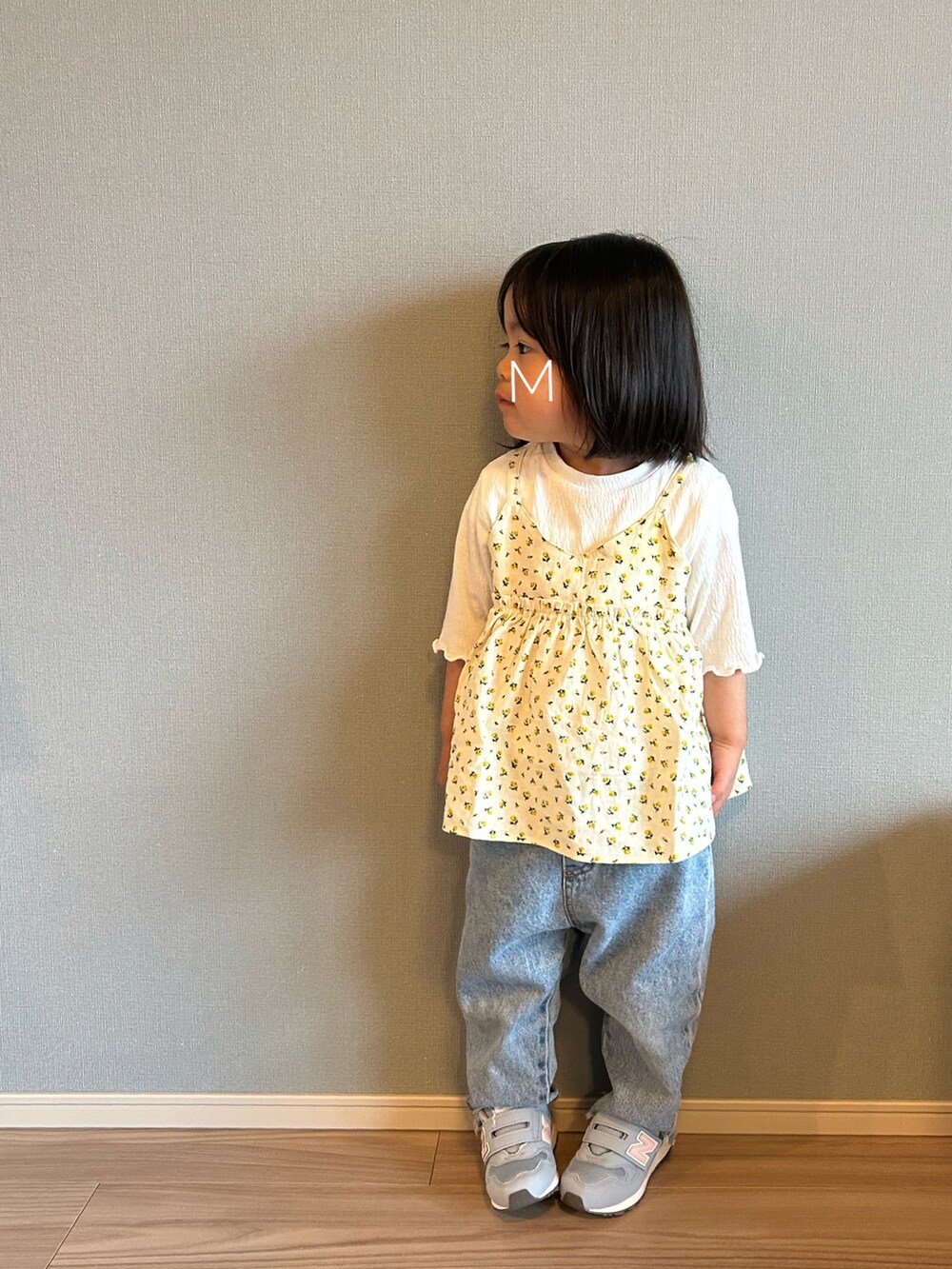 イエロー系のTシャツ/カットソー、ブルー系のデニムパンツ、グレー系のスニーカーを着用したキッズの春コーディネートの2枚目の写真