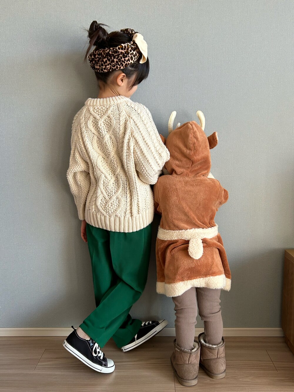 ホワイト系のニット/セーター、グリーン系のその他パンツ、ブラック系のスニーカーを着用したキッズの冬コーディネートの3枚目の写真