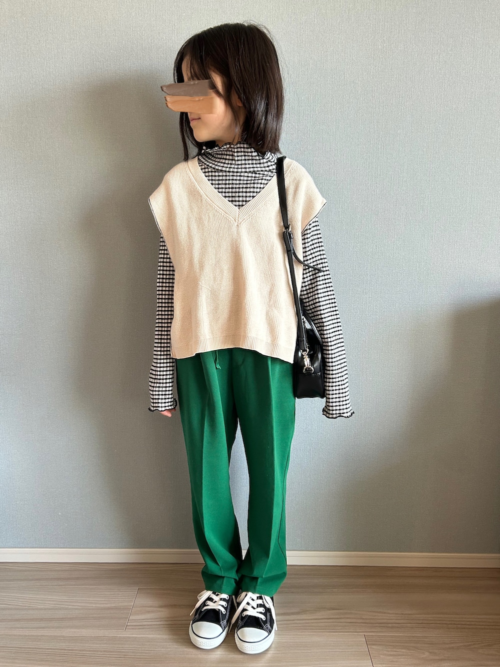 ブラック系のワンピース、ブラック系のTシャツ/カットソー、グリーン系のその他パンツを着用したキッズの春コーディネートの2枚目の写真