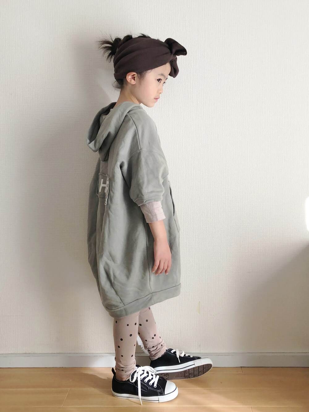グリーン系のパーカー、ホワイト系のTシャツ/カットソー、ブラック系のスニーカーを着用したキッズの冬コーディネートの2枚目の写真