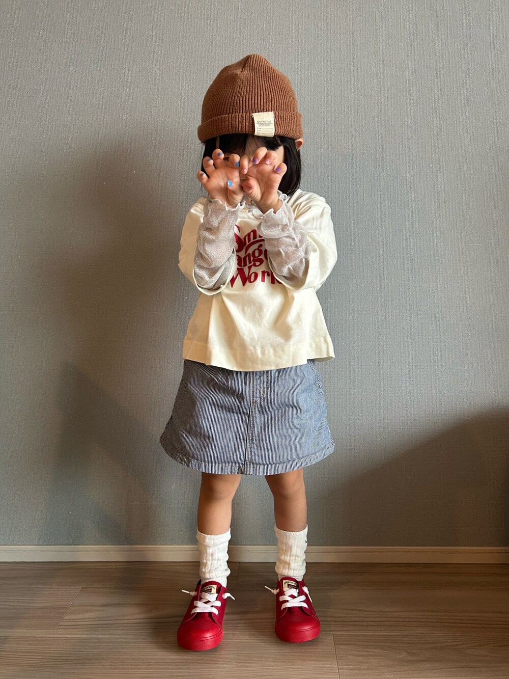 ホワイト系のTシャツ/カットソー、その他のスカート、レッド系のスニーカーを着用したキッズの秋コーディネートの2枚目の写真