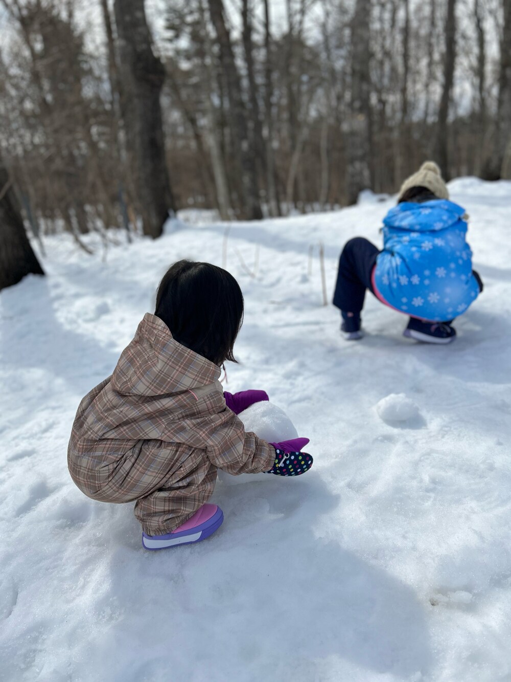 ピンク系のブーツ、ベージュ系のアウトドア/スポーツを着用したキッズの冬コーディネートの3枚目の写真