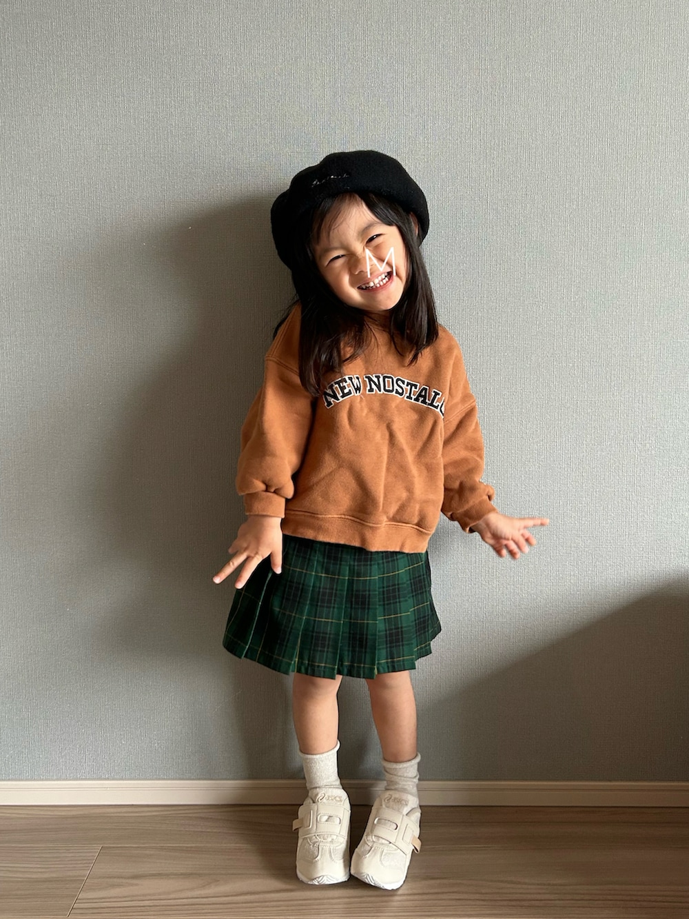 「ブラウン、ベレー帽、4歳、ロゴスウェット、韓国子供服、monmimi、プリーツスカート、スカート、チェック、スニーカー、カジュアルコーデ、お出かけコーデ」｜「petit mainのロゴ入りベレー帽（ハンチング/ベレー帽、ブラック系）」を使った、★app@chi★さん（キッズ・129cm）の冬コーディネートの2枚目の写真