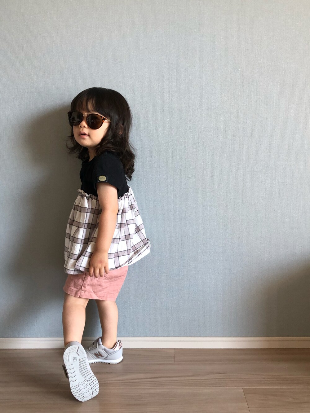 ブラック系のトップス、ピンク系のその他パンツ、グレー系のスニーカーを着用したキッズの夏コーディネートの2枚目の写真