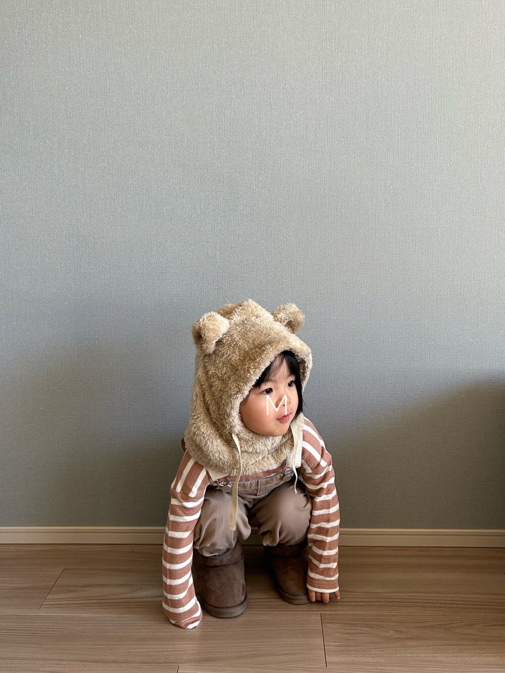 ブラック系のワンピース、ベージュ系のサロペット/オーバーオール、グレー系のブーツを着用したキッズの冬コーディネートの2枚目の写真