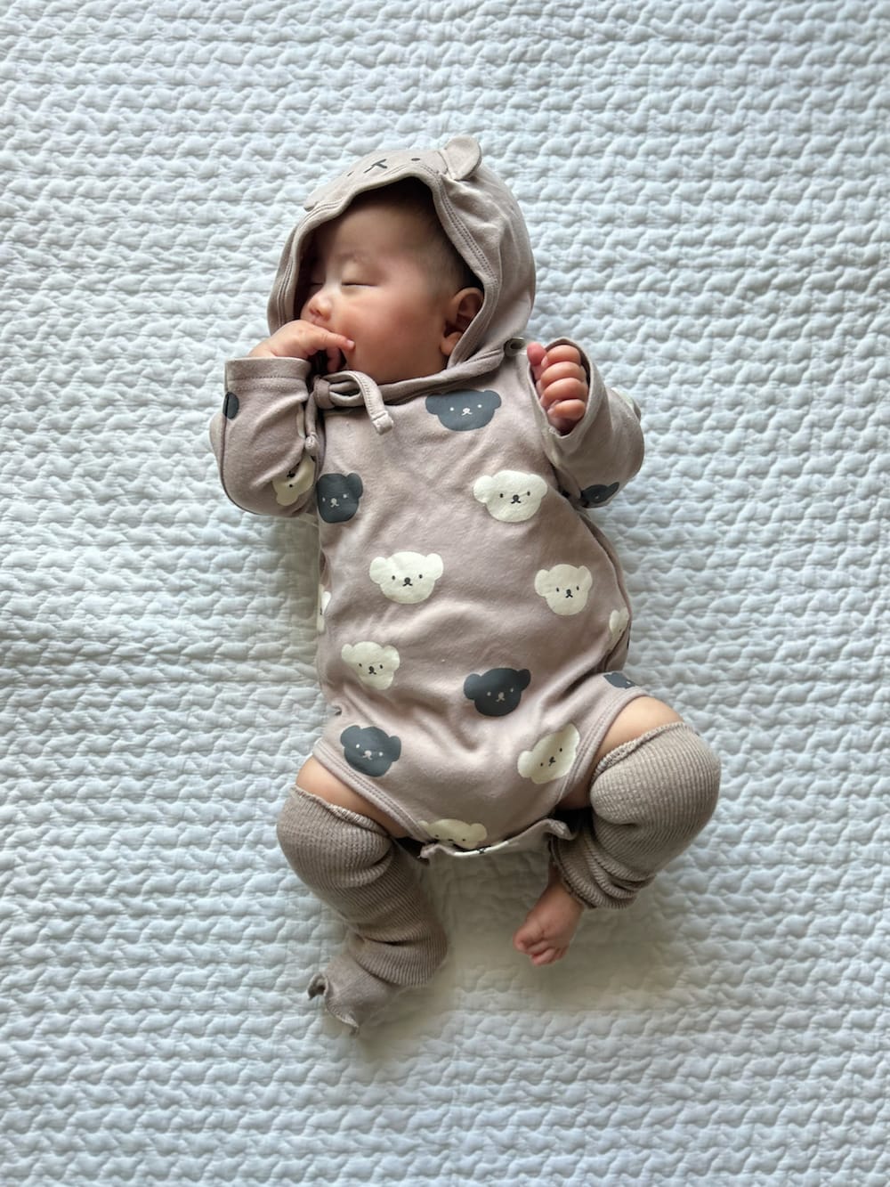 グレー系のロンパースを着用したキッズの春コーディネートの2枚目の写真