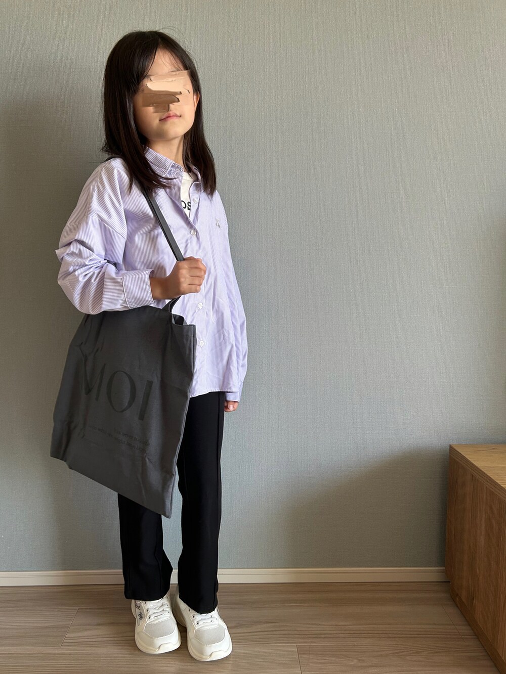 パープル系のシャツ/ブラウス、ホワイト系のTシャツ/カットソー、ブラック系のその他パンツを着用したキッズの秋コーディネートの2枚目の写真