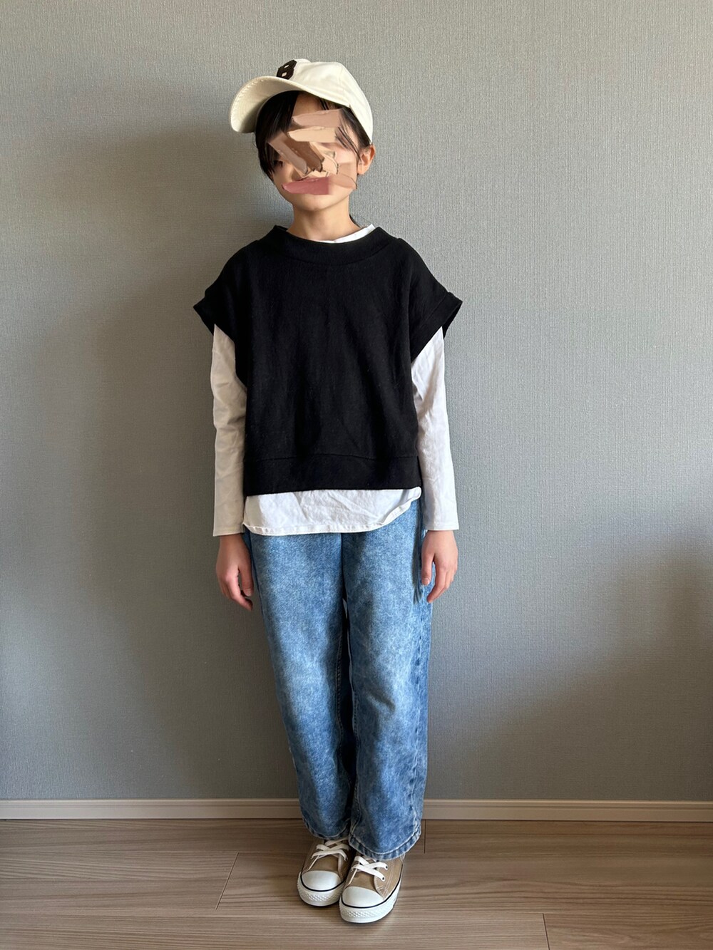 ブルー系のワンピース、ホワイト系のTシャツ/カットソー、ブルー系のデニムパンツを着用したキッズの春コーディネートの2枚目の写真