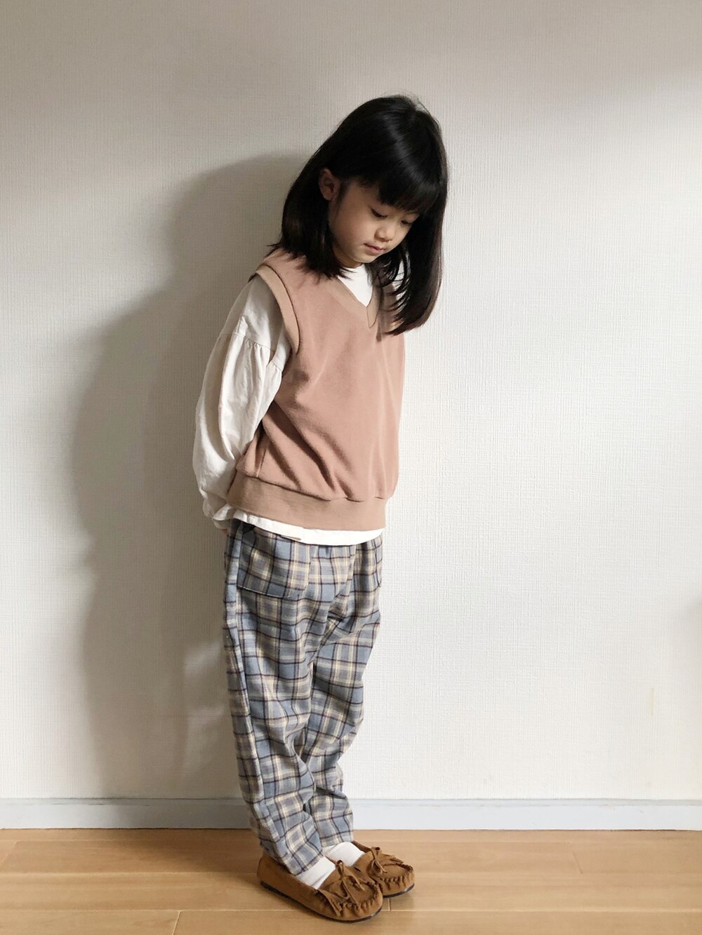 「チェック、ベスト、レイヤードスタイル、モカシン、6歳、ボリューム袖、チェック柄に恋してる、チェッカーず2021」｜「Korea(monmimi)のアイテム（ベスト、ブラウン系）」を使った、★app@chi★さん（キッズ・110cm）の秋コーディネートの2枚目の写真