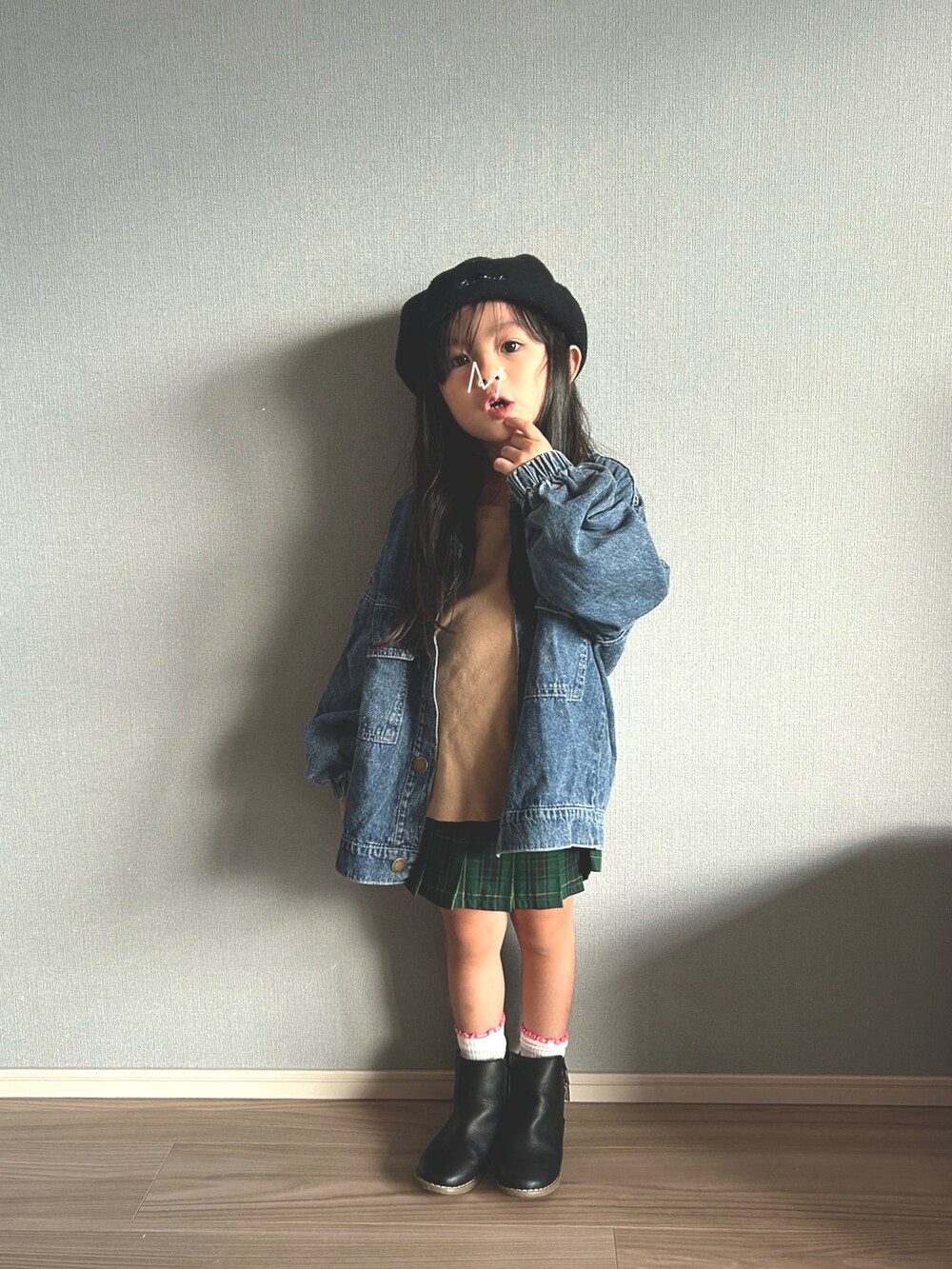 「秋っぽコーデ更新中、4歳、ベレー帽、デニムジャケット、プチプラ、チェック、スカート、UNIQLO、ブーツ、秋コーデ、休日スタイル」｜「petit mainのロゴ入りベレー帽（ハンチング/ベレー帽、ブラック系）」を使った、★app@chi★さん（キッズ・131cm）の秋コーディネートの2枚目の写真