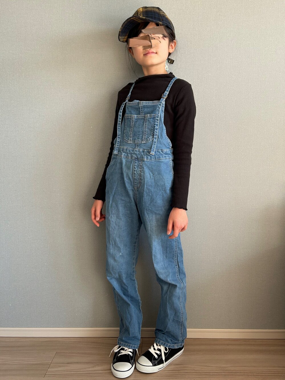 ブラック系のTシャツ/カットソー、ブルー系のサロペット/オーバーオール、ブラック系のスニーカーを着用したキッズの冬コーディネートの2枚目の写真