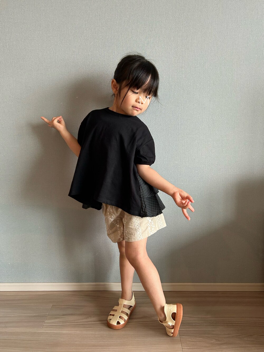 ブラック系のTシャツ/カットソー、ベージュ系のその他パンツ、ホワイト系のサンダルを着用したキッズの夏コーディネートの2枚目の写真