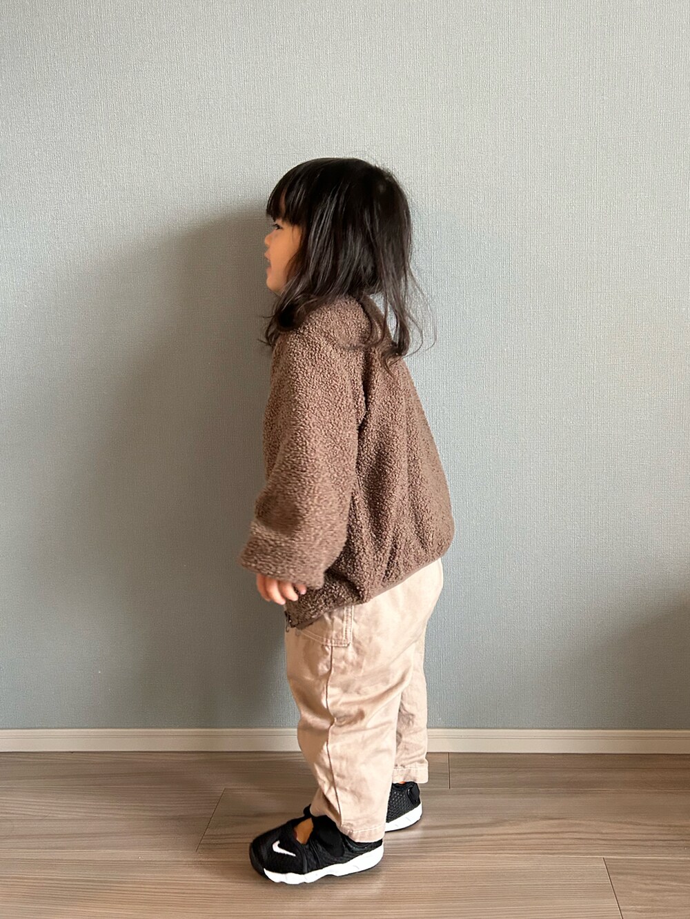 ブラウン系のブルゾン、ベージュ系のTシャツ/カットソー、ベージュ系のサロペット/オーバーオールを着用したキッズの秋コーディネートの2枚目の写真