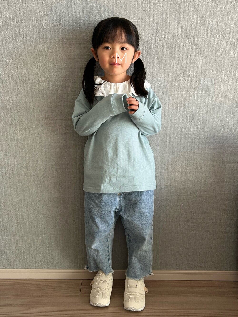 ホワイト系のTシャツ/カットソー、その他のTシャツ/カットソー、ブルー系のデニムパンツを着用したキッズの冬コーディネートの2枚目の写真