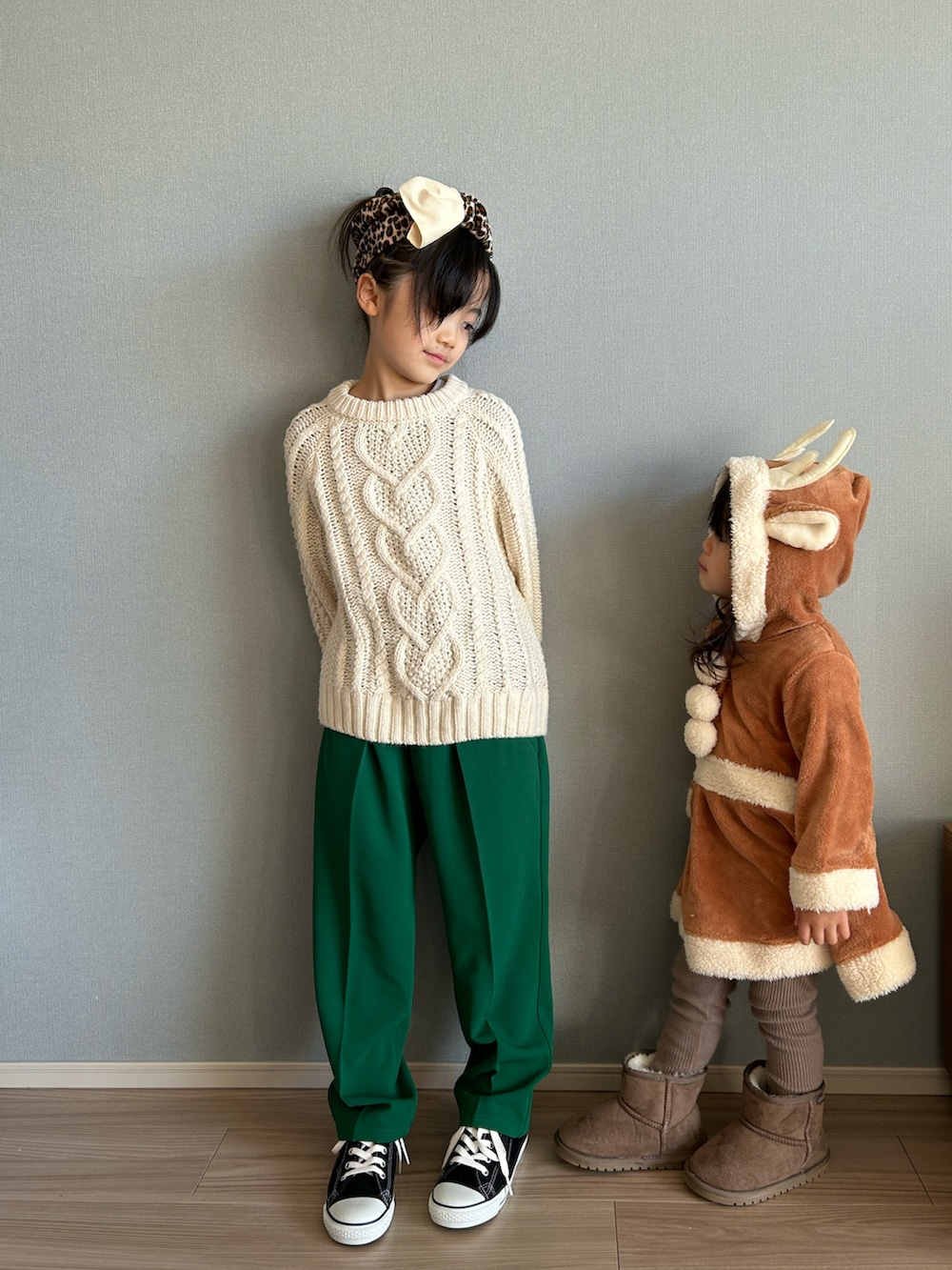 ホワイト系のニット/セーター、グリーン系のその他パンツ、ブラック系のスニーカーを着用したキッズの冬コーディネートの2枚目の写真