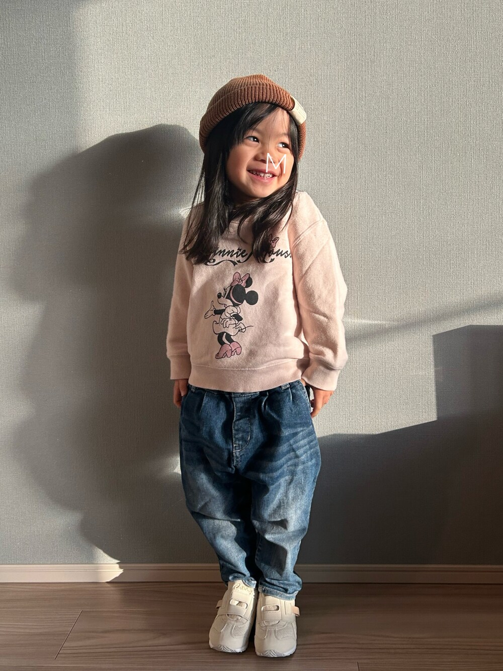 ピンク系のその他トップス、ブルー系のデニムパンツ、ホワイト系のスニーカーを着用したキッズの冬コーディネートの2枚目の写真