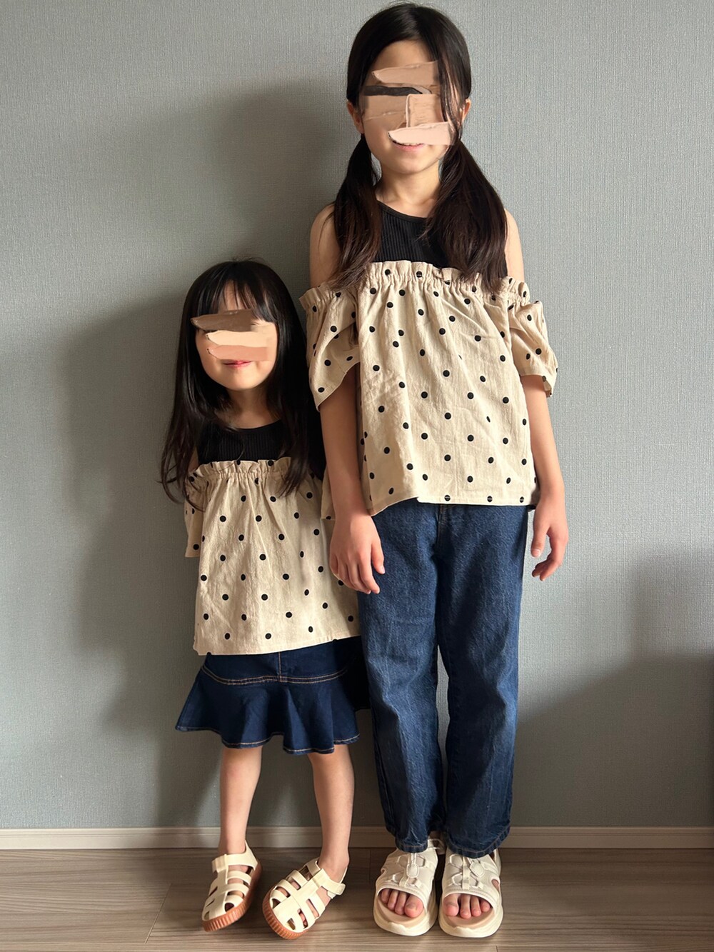 ブラック系のシャツ/ブラウス、ブルー系のスカート、ホワイト系のサンダルを着用したキッズの春コーディネートの2枚目の写真