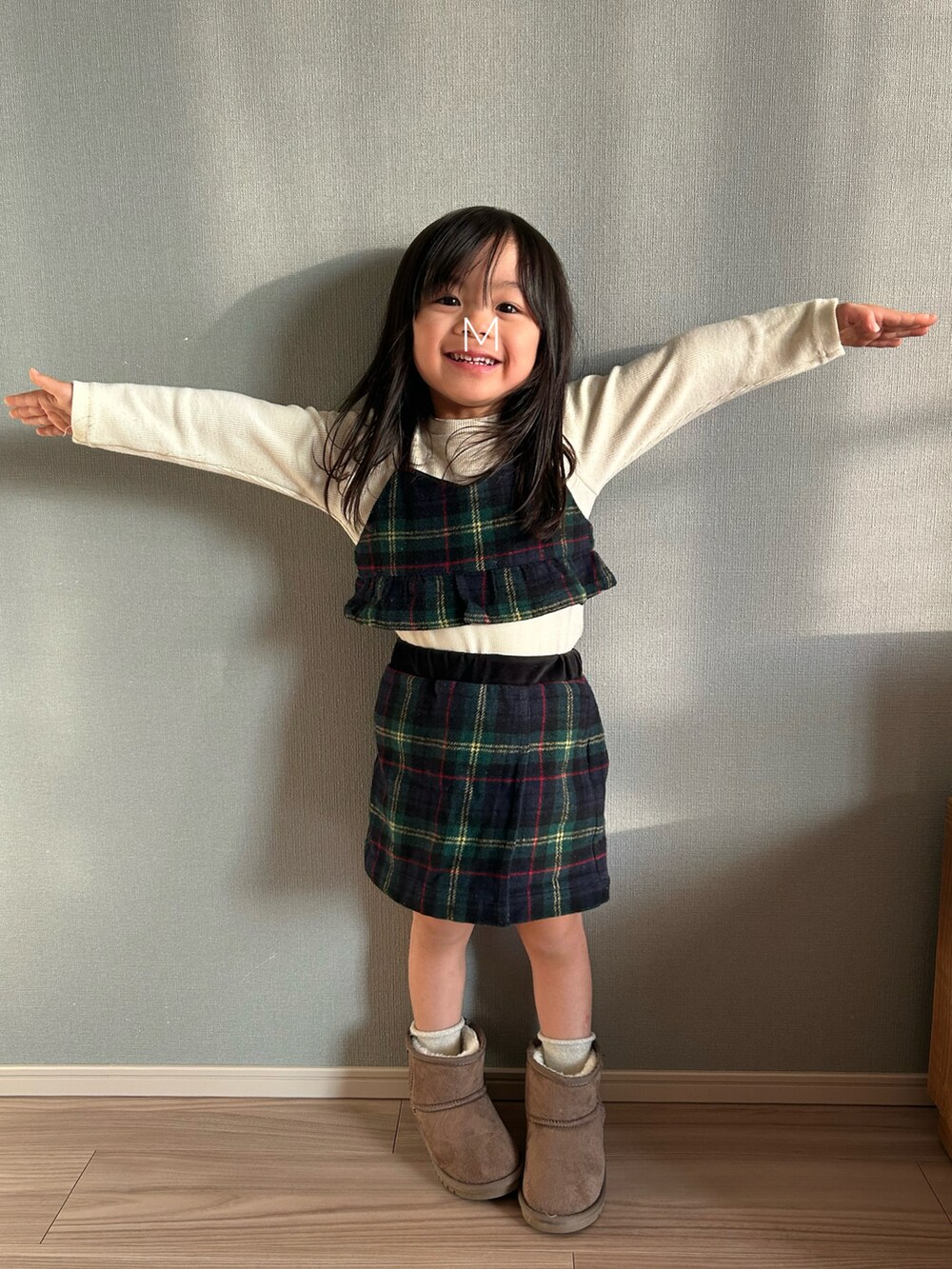 グリーン系のアンサンブル、グレー系のブーツを着用したキッズの冬コーディネートの2枚目の写真