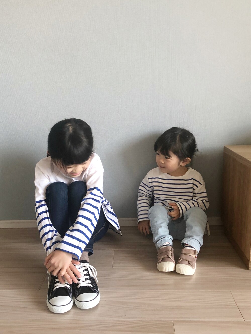 ブルー系のTシャツ/カットソー、ブルー系のデニムパンツ、ブラック系のスニーカーを着用したキッズの春コーディネートの2枚目の写真