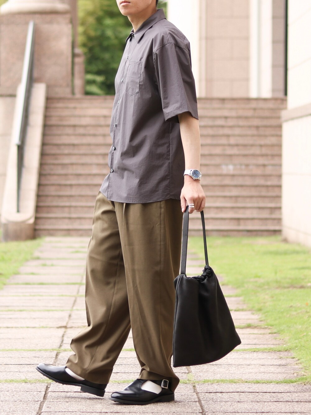 「初夏コーデ、リラックススタイル、ダークトーンコーデ、スミクロ、チャコールグレー、半袖シャツ、UNIQLOMARNI、オリーブ、グリーン、ミリタリー、ミリタリーサンダル」｜「style proud by howellのアイテム（シャツ/ブラウス、グレー系）」を使った、howellさん（メンズ・175cm）の夏コーディネートの2枚目の写真