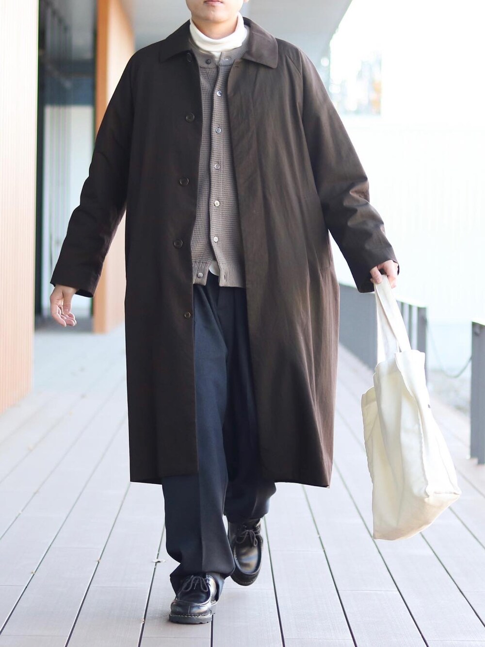 「冬コーデ、大人カジュアル、レイヤードスタイル、ロングコート、白タートルネック、タートルネック、カーディガン、スラックス」｜「YAECAのアイテム（ステンカラーコート、ブラウン系）」を使った、howellさん（メンズ・175cm）の冬コーディネートの3枚目の写真