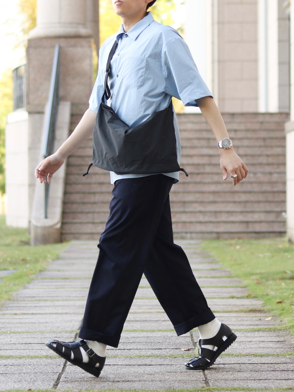 ブルー系のシャツ/ブラウス、ブルー系のチノパンツ、ブラック系のサンダルを着用したメンズの春コーディネートの4枚目の写真