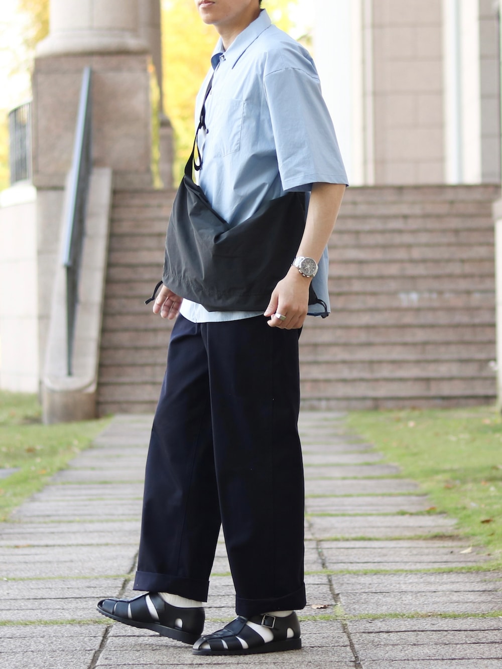 ブルー系のシャツ/ブラウス、ブルー系のチノパンツ、ブラック系のサンダルを着用したメンズの春コーディネートの5枚目の写真