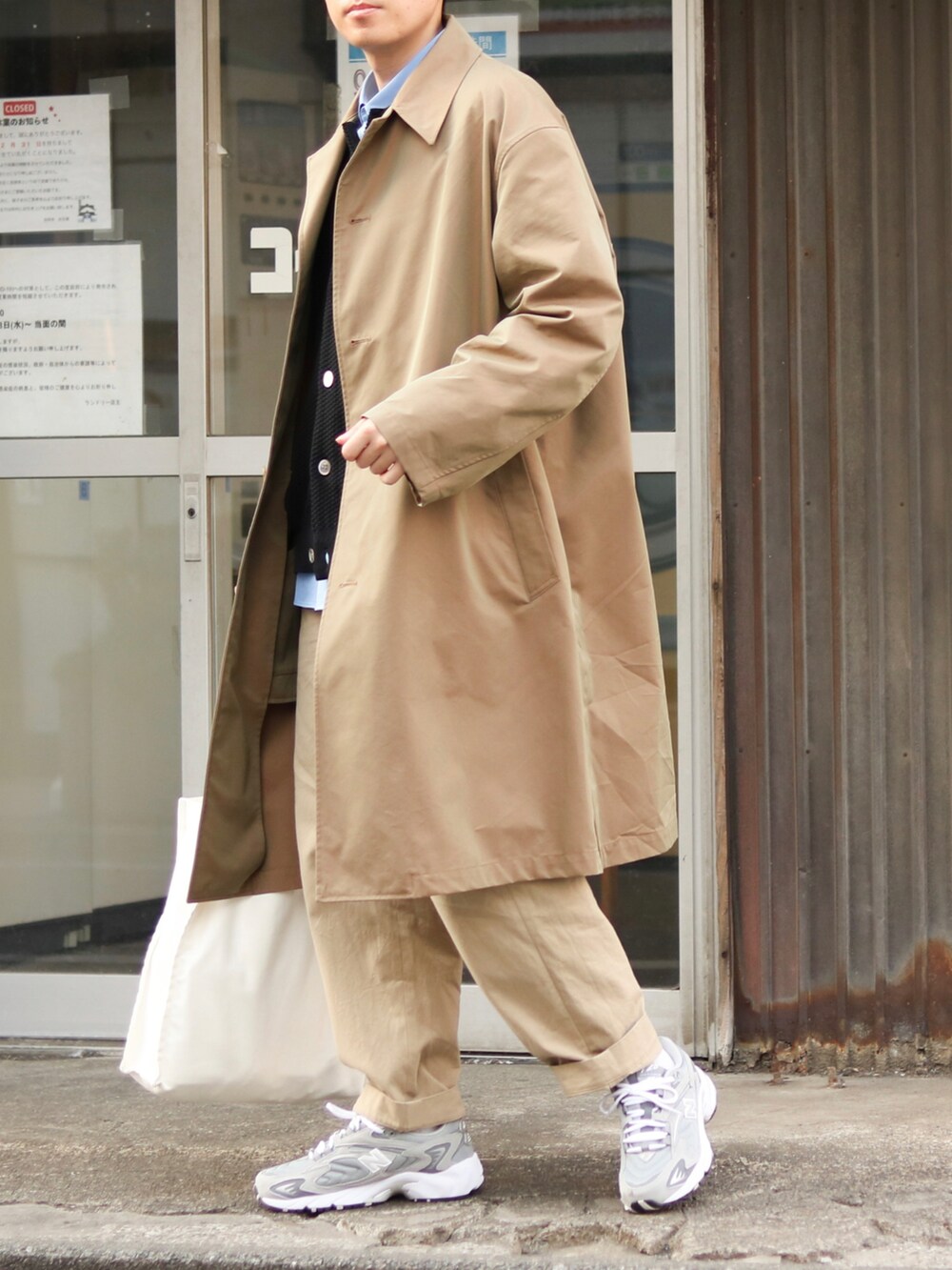 「春服みてみて、オトナカジュアル、大人カジュアル、きれいめカジュアル、サックスブルー、カーディガン、チノパン」｜「UNIQLO UのUNIQLO U ステンカラーコート ダークブラウン XLサイズ（ステンカラーコート、ブラウン系）」を使った、howellさん（メンズ・175cm）の春コーディネートの2枚目の写真