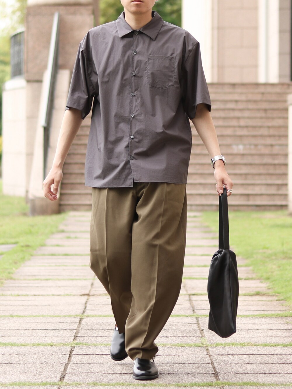 「初夏コーデ、リラックススタイル、ダークトーンコーデ、スミクロ、チャコールグレー、半袖シャツ、UNIQLOMARNI、オリーブ、グリーン、ミリタリー、ミリタリーサンダル」｜「style proud by howellのアイテム（シャツ/ブラウス、グレー系）」を使った、howellさん（メンズ・175cm）の夏コーディネートの4枚目の写真