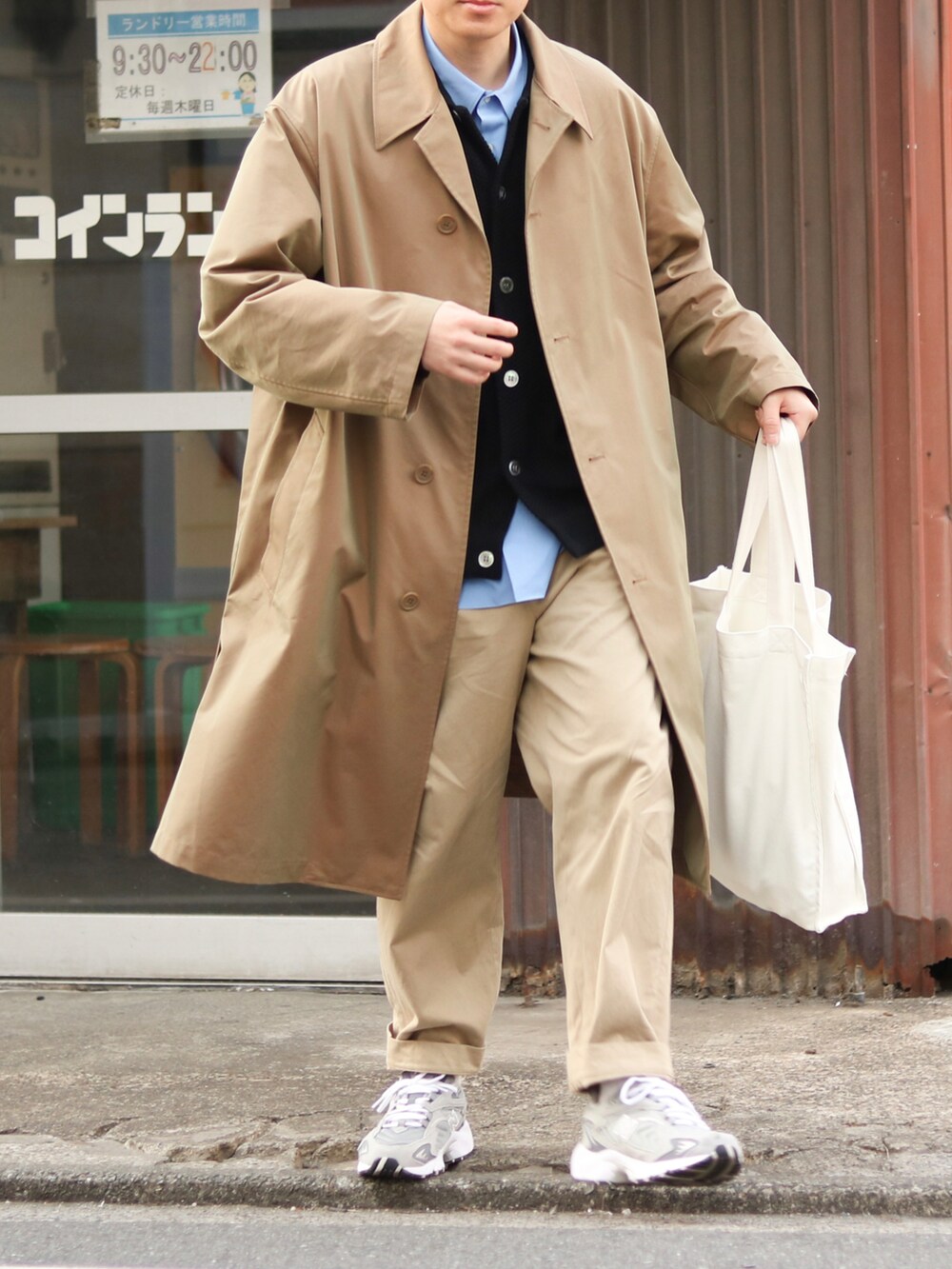 「春服みてみて、オトナカジュアル、大人カジュアル、きれいめカジュアル、サックスブルー、カーディガン、チノパン」｜「UNIQLO UのUNIQLO U ステンカラーコート ダークブラウン XLサイズ（ステンカラーコート、ブラウン系）」を使った、howellさん（メンズ・175cm）の春コーディネートの3枚目の写真