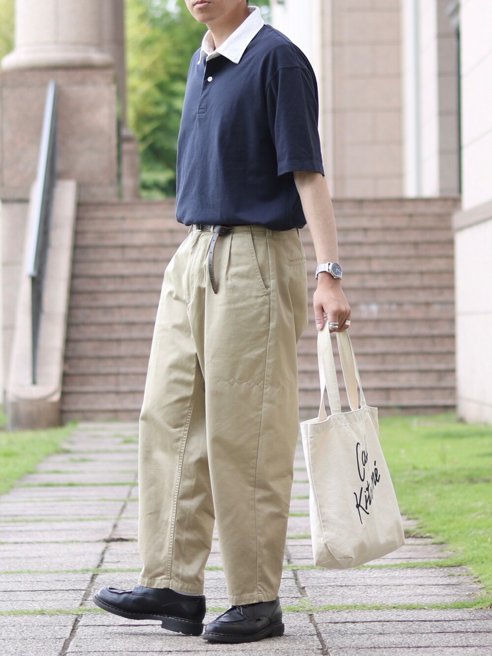 「きれいめカジュアル、キレイめ、夏コーデ、初夏コーデ、ポロシャツ、UNIQLO、ラガーシャツ、トラッド、ロングベルト、Paraboot、ベージュチノパン、ネイビー」｜「UNIQLOのUNIQLO ラガーポロシャツ（半袖） 69 NAVY XLサイズ（ポロシャツ、ブルー系）」を使った、howellさん（メンズ・175cm）の夏コーディネートの3枚目の写真
