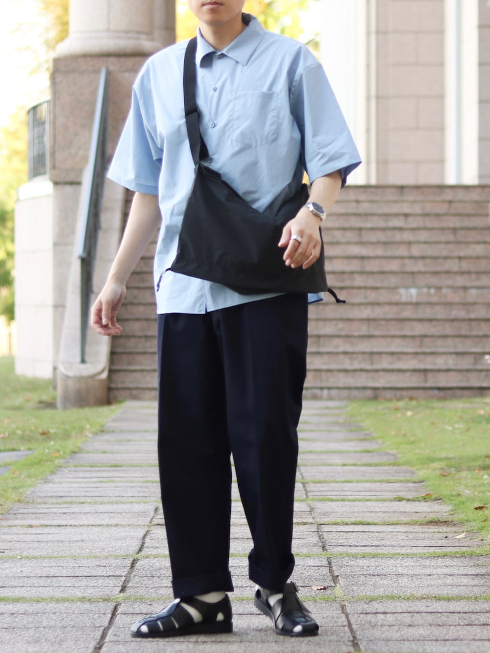 ブルー系のシャツ/ブラウス、ブルー系のチノパンツ、ブラック系のサンダルを着用したメンズの春コーディネートの2枚目の写真