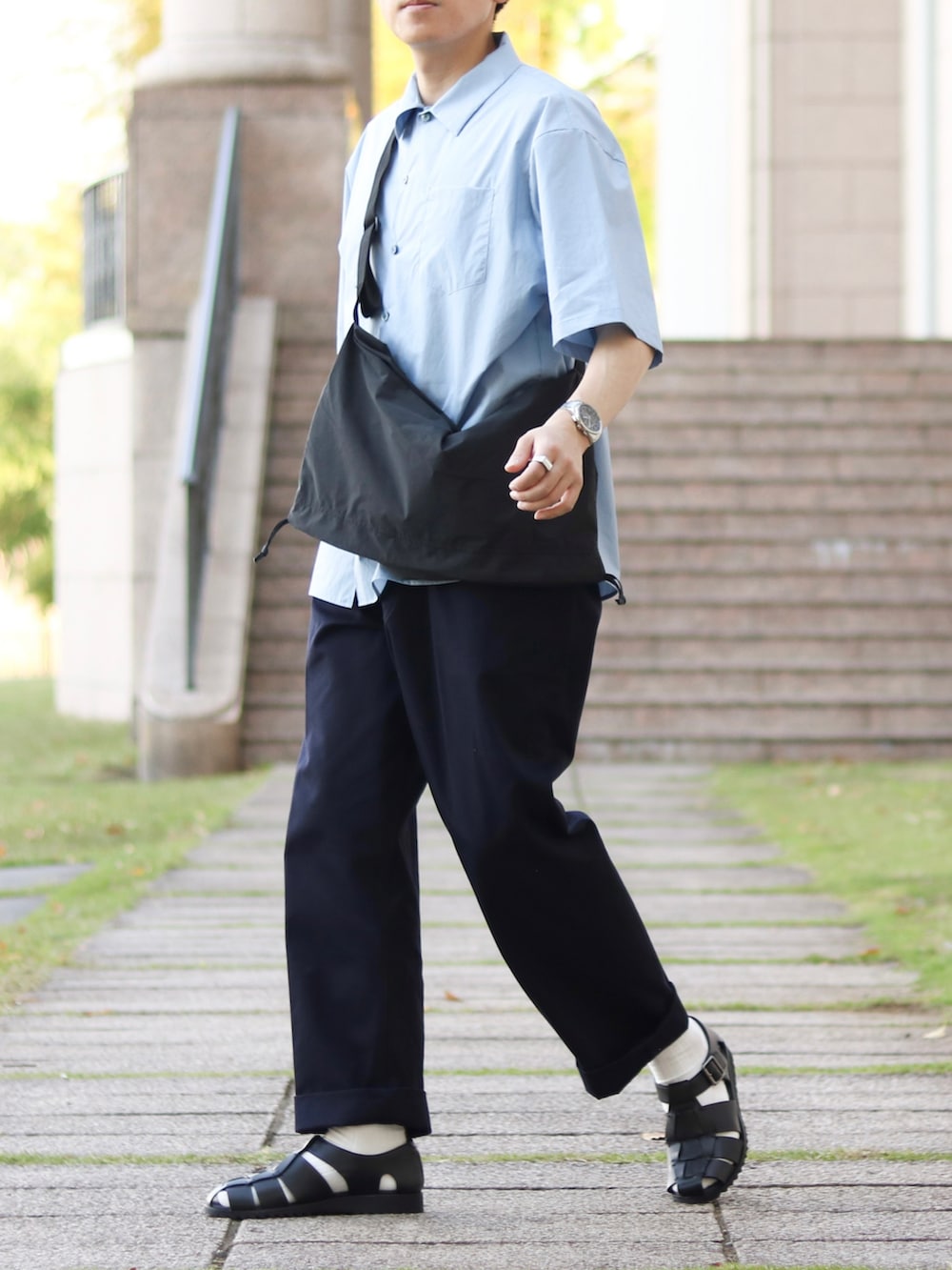 ブルー系のシャツ/ブラウス、ブルー系のチノパンツ、ブラック系のサンダルを着用したメンズの春コーディネートの3枚目の写真