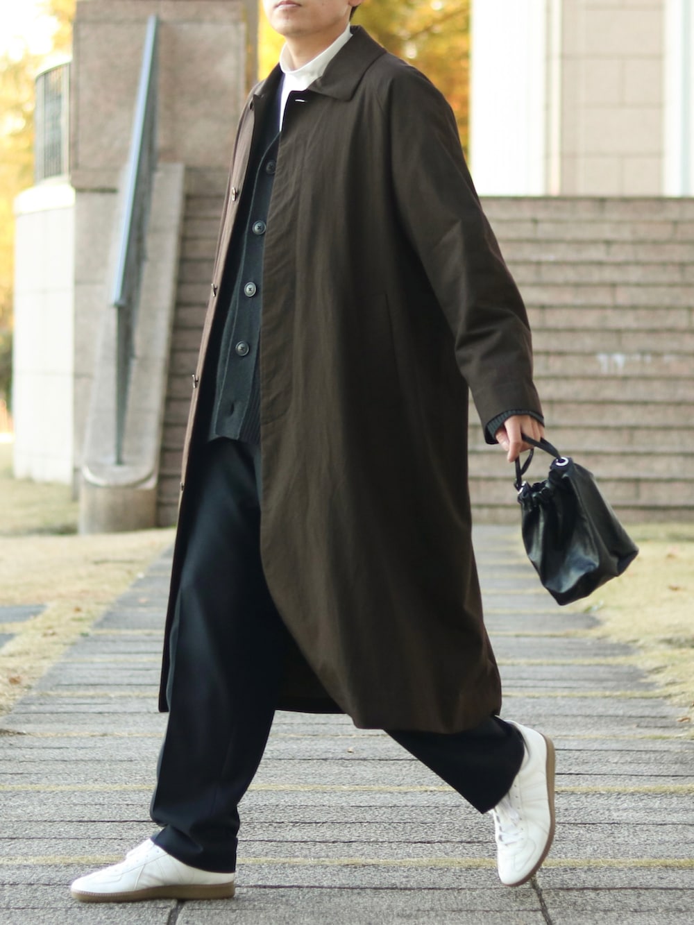 「クリスマスに着たい服、秋冬コーデ、大人コーデ、オトナカジュアル、ロングコート、ブラウンコート、モックネック、カーディガン、スラックス、白スニーカー」｜「YAECAのアイテム（ステンカラーコート、ブラウン系）」を使った、howellさん（メンズ・175cm）の冬コーディネートの2枚目の写真