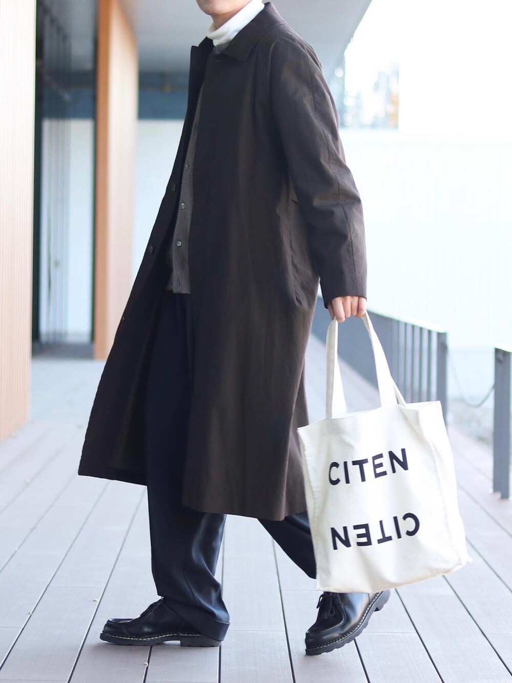 「冬コーデ、大人カジュアル、レイヤードスタイル、ロングコート、白タートルネック、タートルネック、カーディガン、スラックス」｜「YAECAのアイテム（ステンカラーコート、ブラウン系）」を使った、howellさん（メンズ・175cm）の冬コーディネートの2枚目の写真