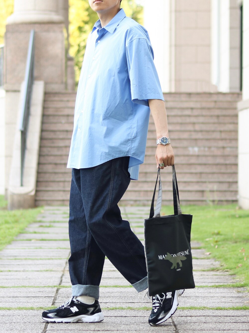 ブルー系のシャツ/ブラウス、ブラック系のスニーカー、グリーン系のトートバッグを着用したメンズの夏コーディネートの2枚目の写真