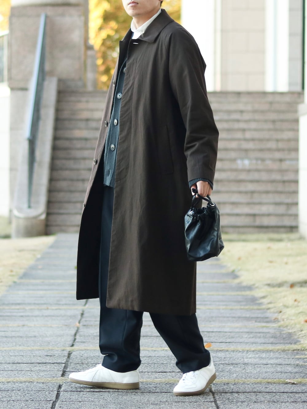 「クリスマスに着たい服、秋冬コーデ、大人コーデ、オトナカジュアル、ロングコート、ブラウンコート、モックネック、カーディガン、スラックス、白スニーカー」｜「YAECAのアイテム（ステンカラーコート、ブラウン系）」を使った、howellさん（メンズ・175cm）の冬コーディネートの3枚目の写真