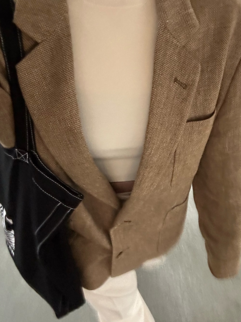 ホワイト系のニット/セーター、ベージュ系のテーラードジャケット、ホワイト系のその他パンツを着用したレディースの夏コーディネートの2枚目の写真